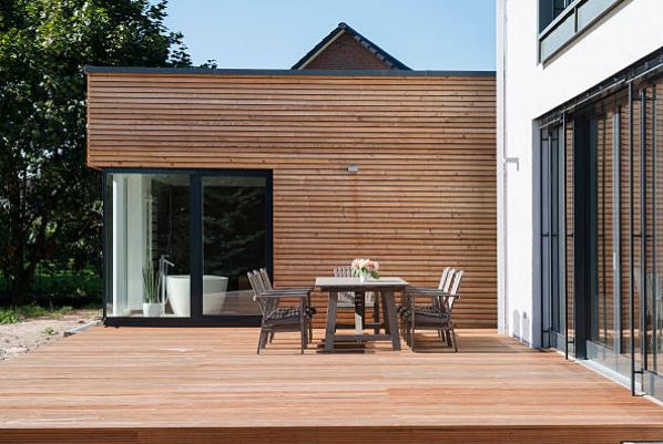 terrasse-exterieure-bois-maison-jardin